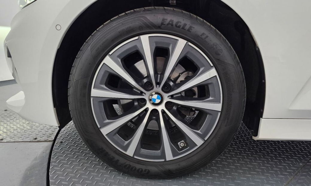 BMW 3-Series 320i Touring, 2024