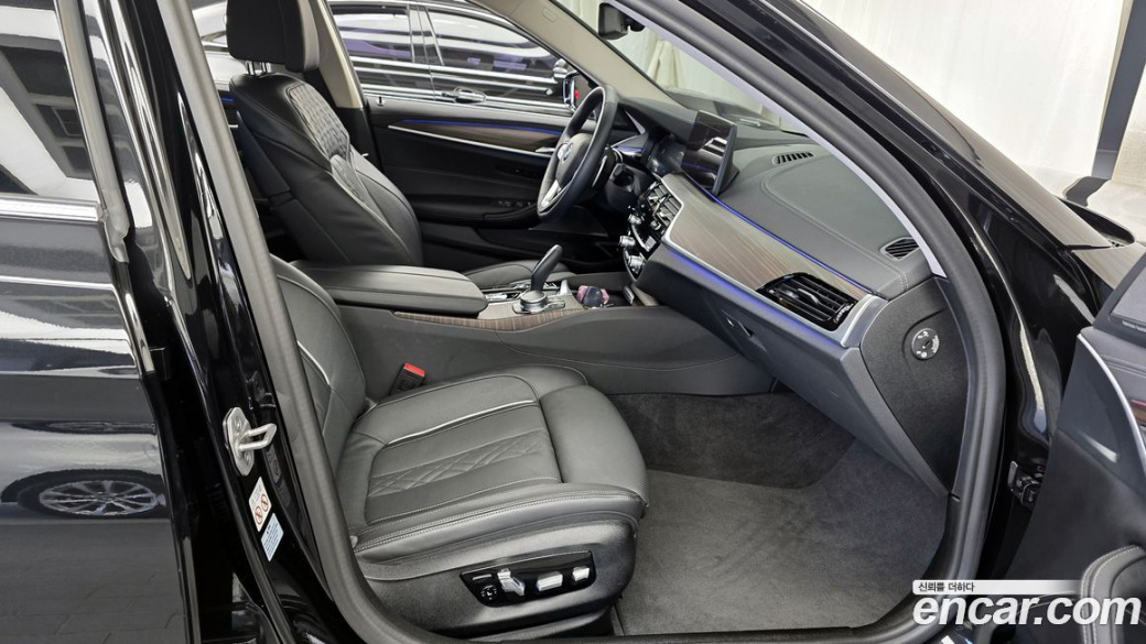 BMW 5-Series 530i Luxury, 2023