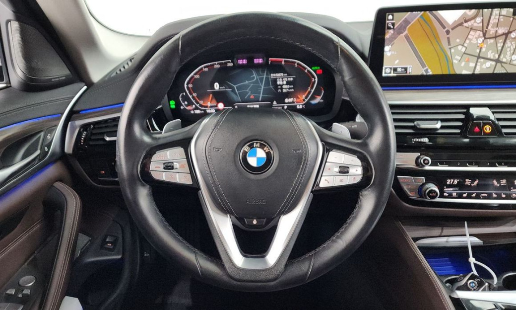BMW 5-Series 530i Luxury, 2022