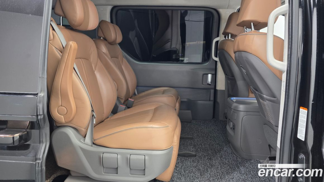 Hyundai Staria 4WD Lounge 7-Seater, 2022