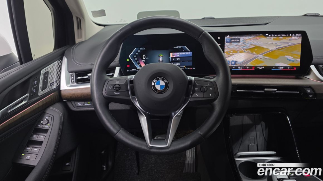 BMW 2-Series 220i Luxury, 2023