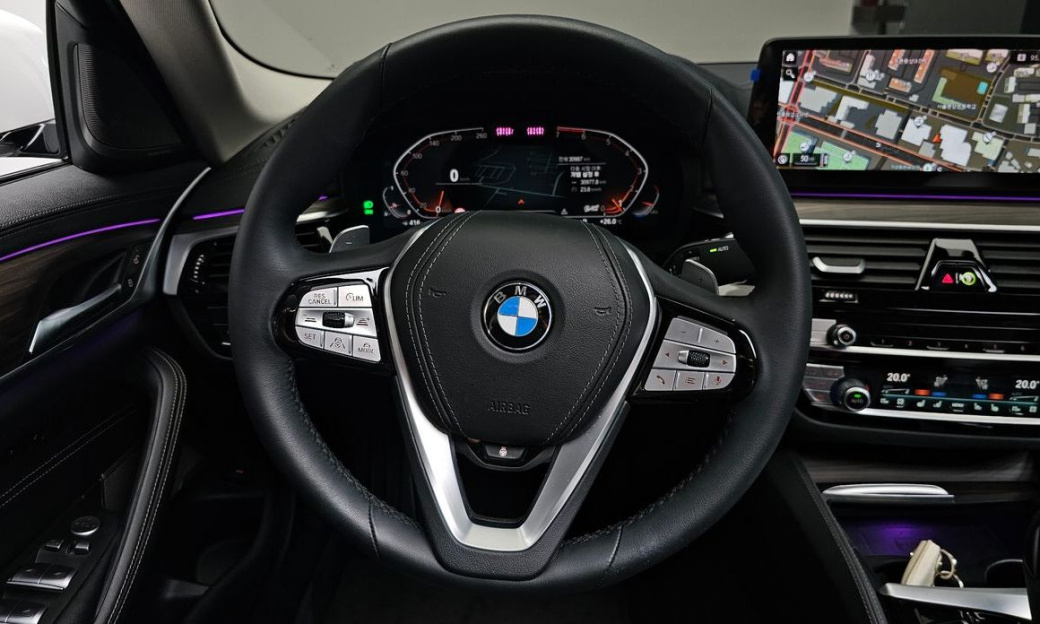 BMW 5-Series 530i Luxury, 2023
