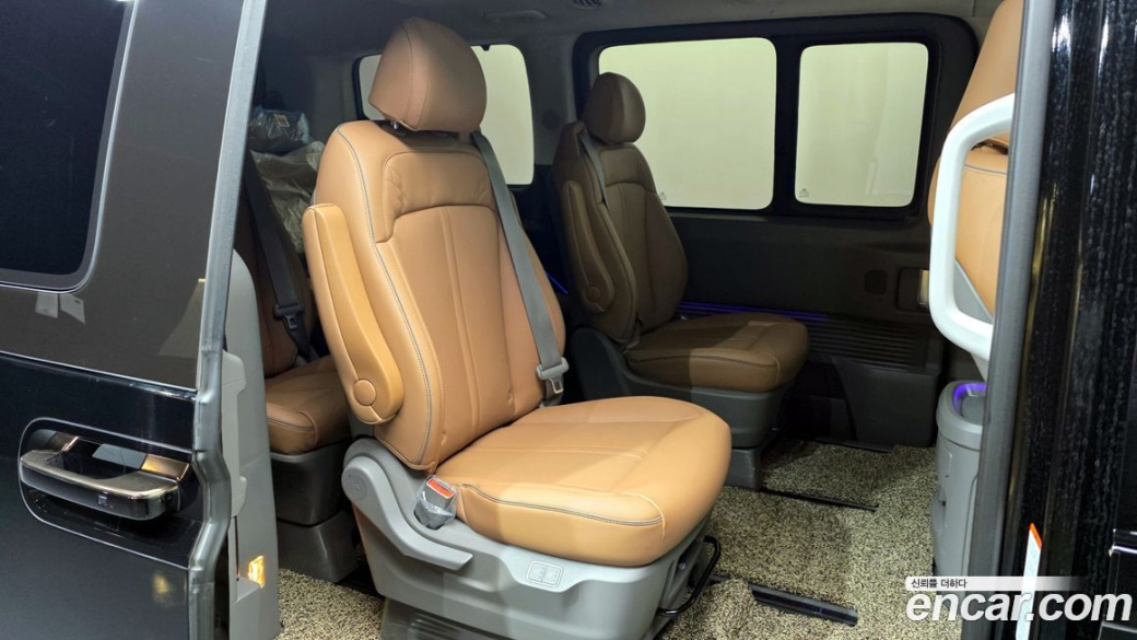 Hyundai Staria 4WD Lounge 9-Seater, 2024