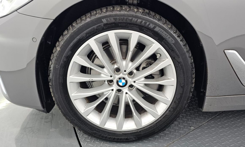 BMW 5-Series 520i Luxury, 2022