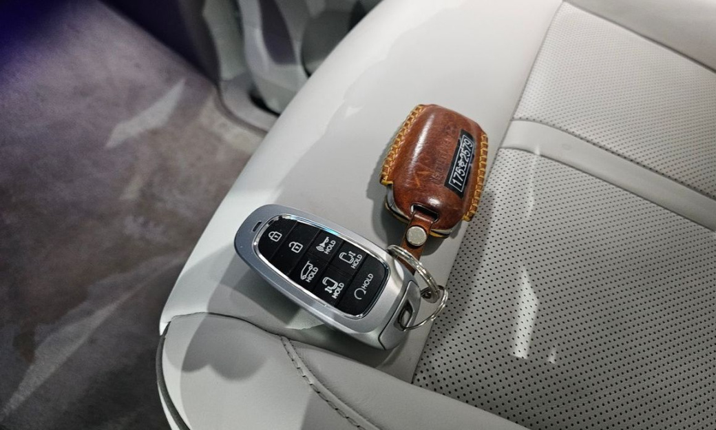 Hyundai Staria 4WD Lounge 9-Seater, 2023