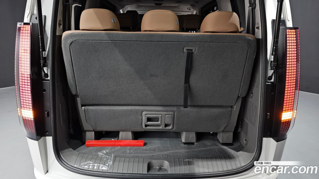 Hyundai Staria 4WD Lounge 7-Seater, 2025