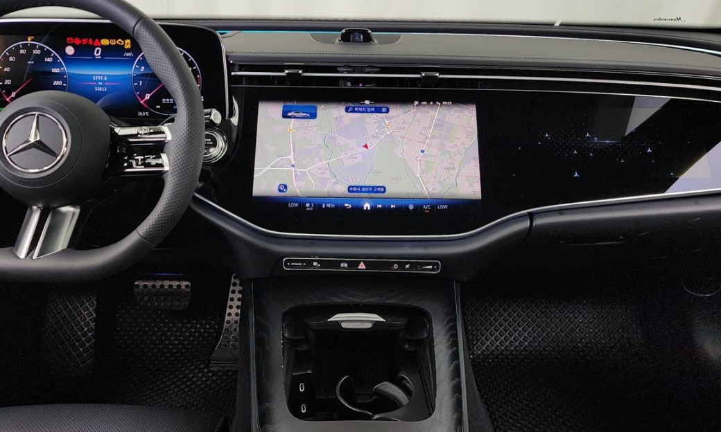 Mercedes-Benz E-Class E300 4MATIC AMG Line, 2024