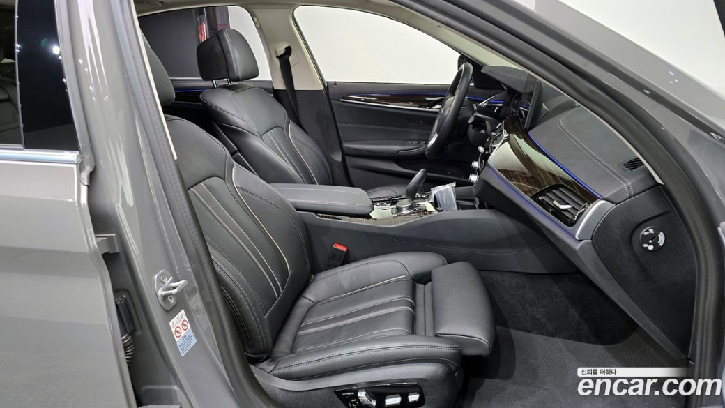 BMW 5-Series 520i Luxury, 2022