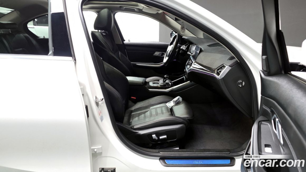 BMW 3-Series 320i Luxury, 2022