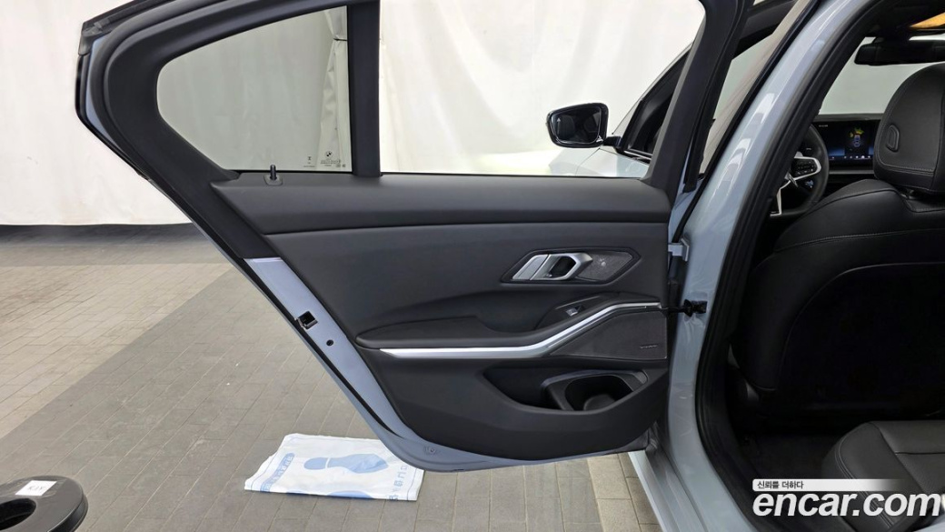 BMW 3-Series 320i M Sport, 2025
