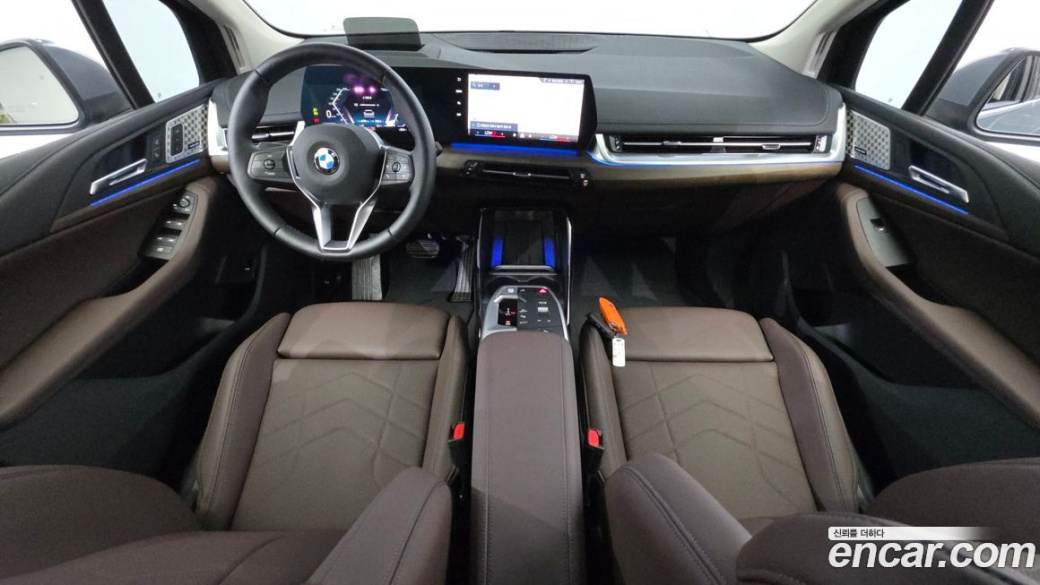 BMW 2-Series 220i Luxury, 2025