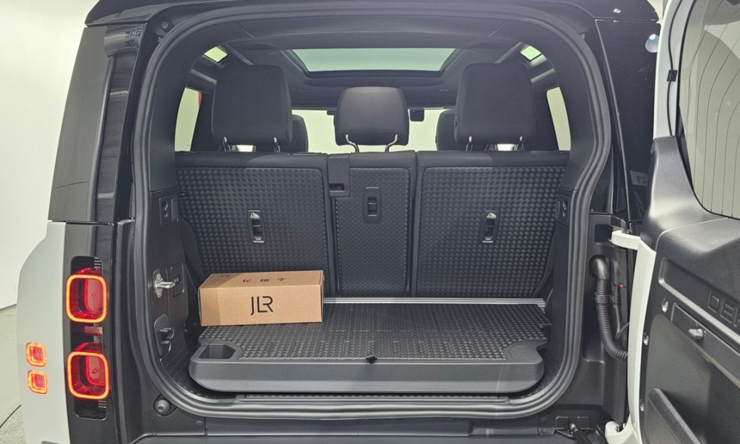 Land Rover Defender 90 D250 X-Dynamic SE, 2025