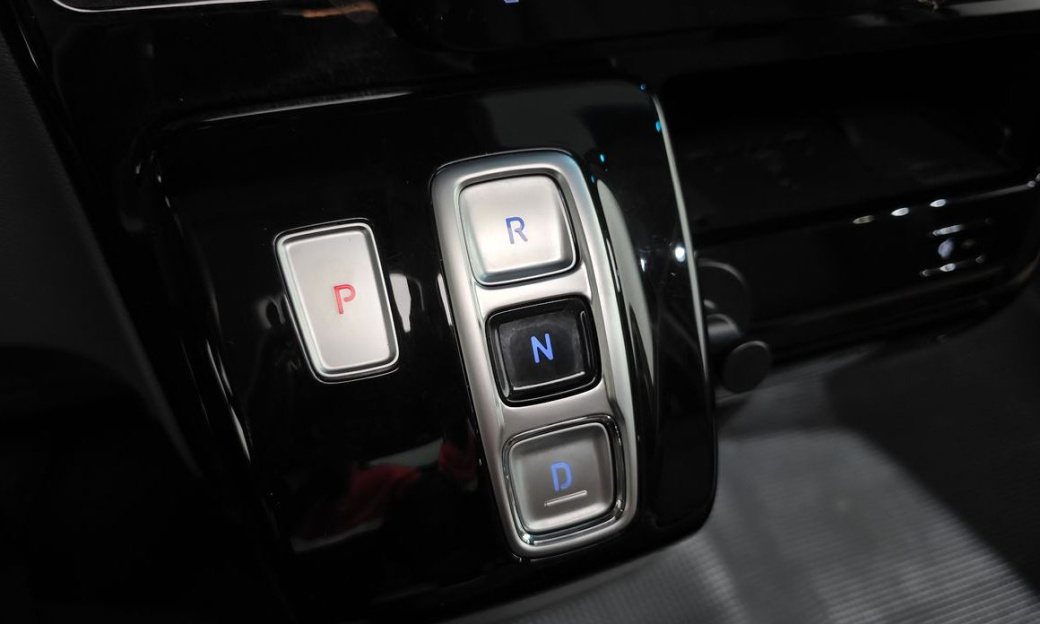 Hyundai Staria 4WD Lounge 9-Seater, 2025