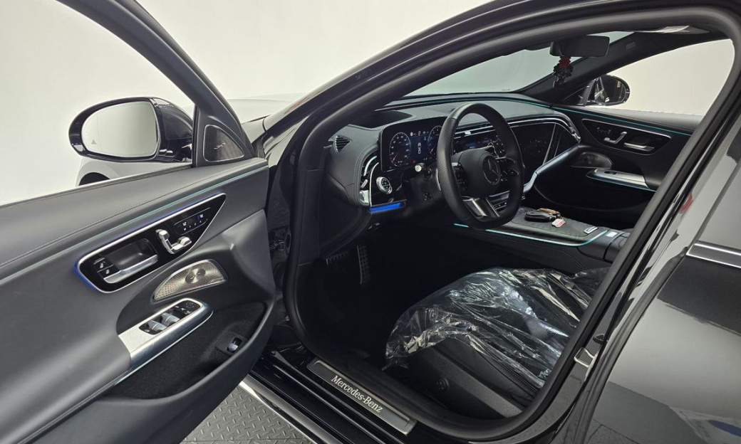 Mercedes-Benz E-Class E300 4MATIC AMG Line, 2024