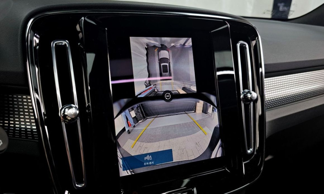 Volvo XC40 B4 Black Edition, 2025