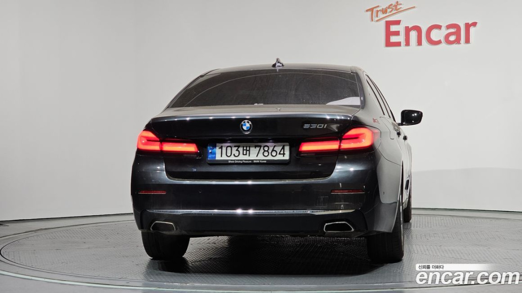 BMW 5-Series 530i Luxury, 2022