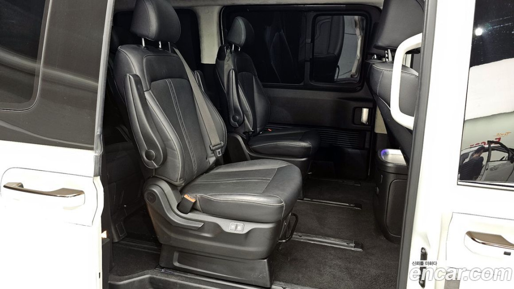 Hyundai Staria 4WD Lounge 9-Seater, 2024
