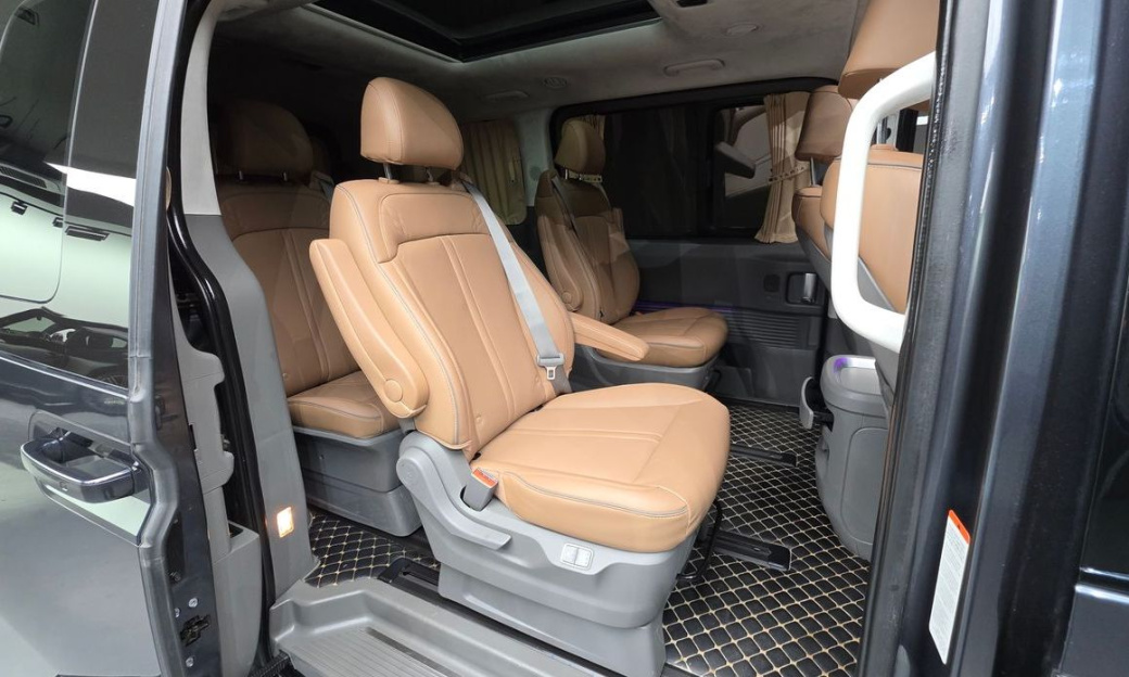 Hyundai Staria Lounge 9-Seater, 2023