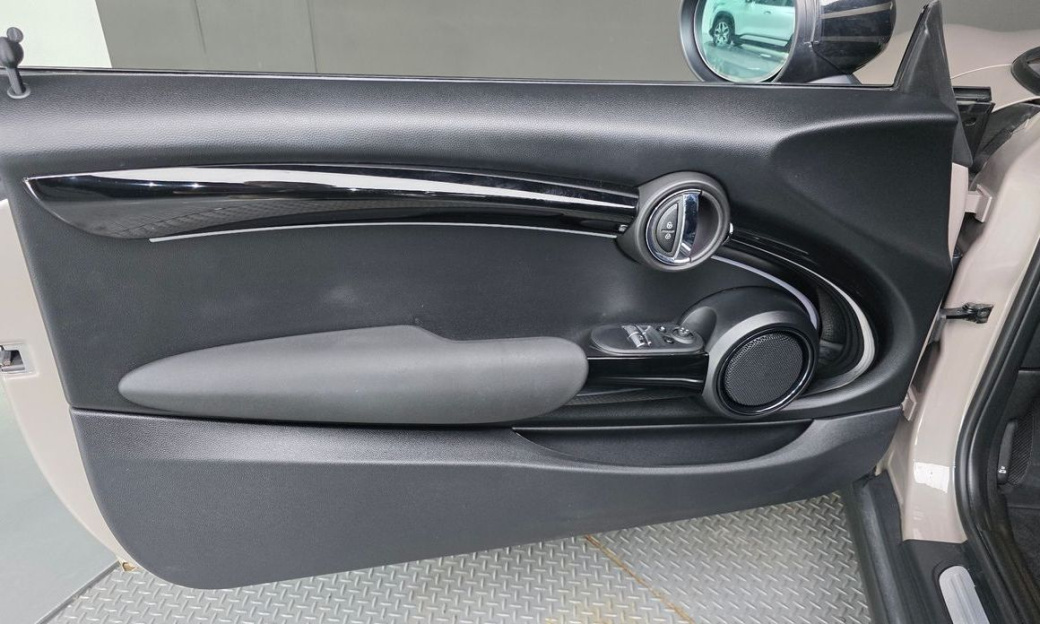 Mini Cooper Classic Plus Launch Pack, 2024