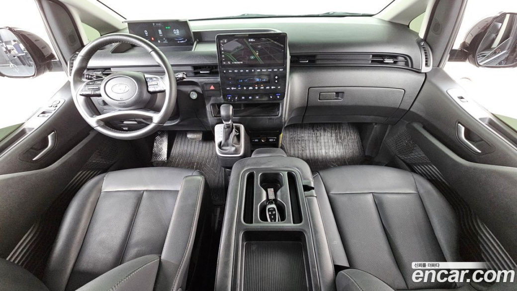 Hyundai Staria Tourer 11-Seater, 2024