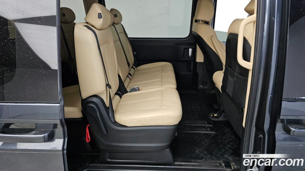 Hyundai Staria Tourer 11-Seater, 2023