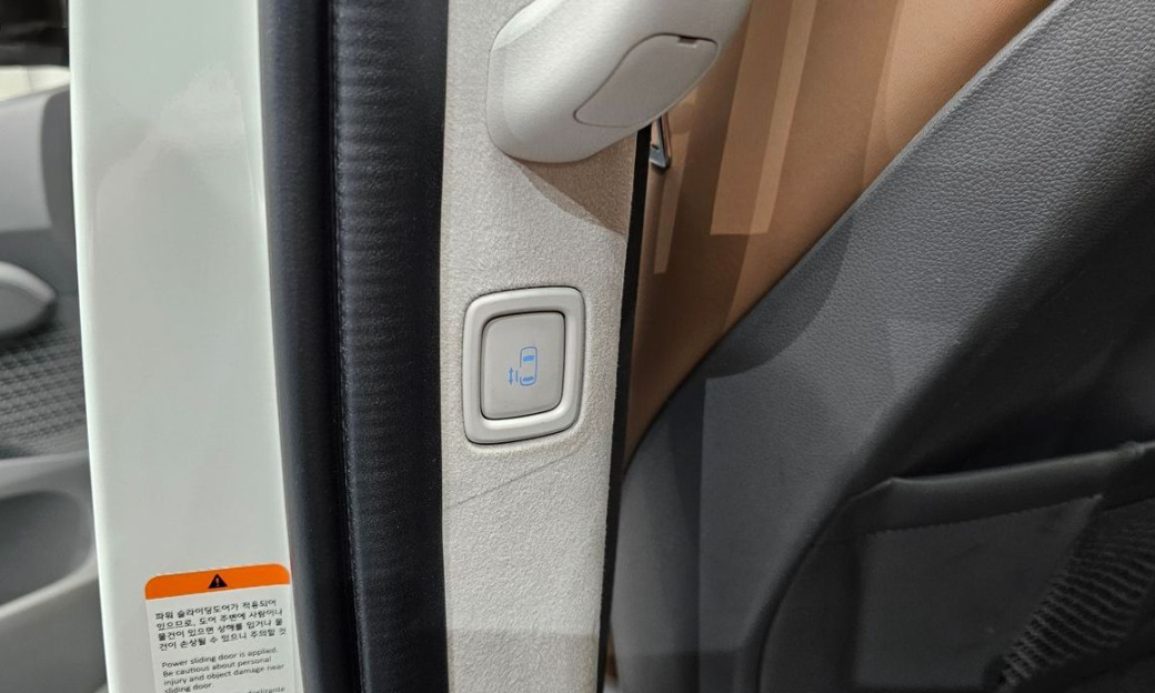 Hyundai Staria Lounge 9-Seater, 2022