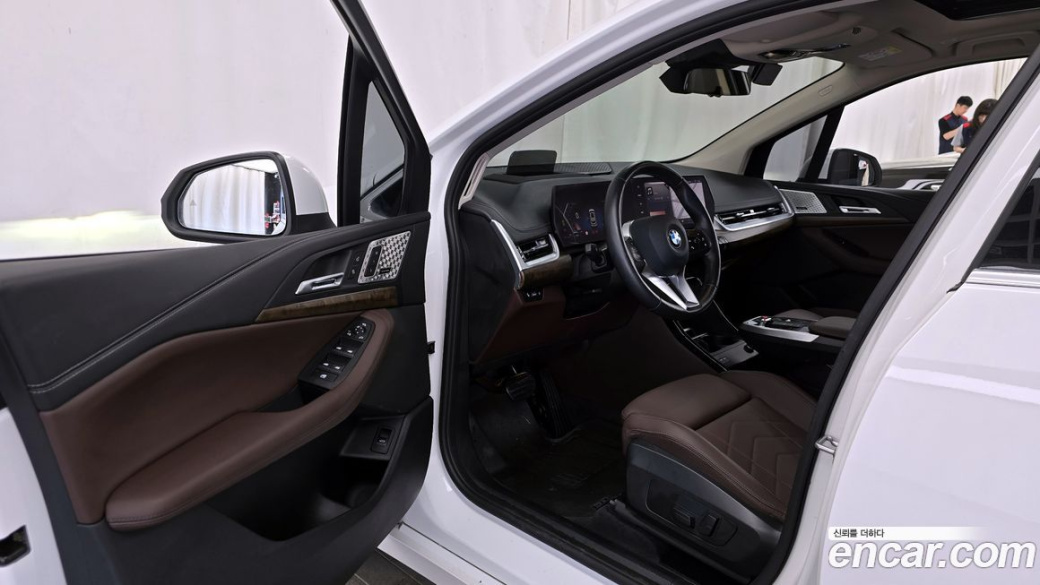 BMW 2-Series 220i Luxury, 2024