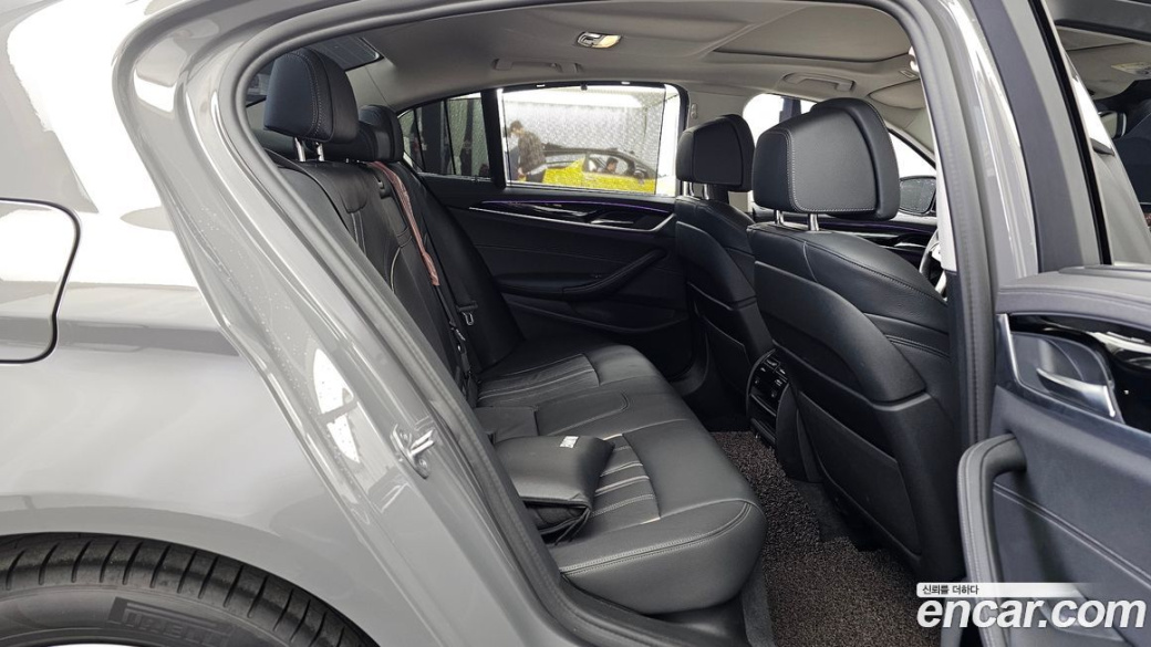 BMW 5-Series 520i Luxury, 2022