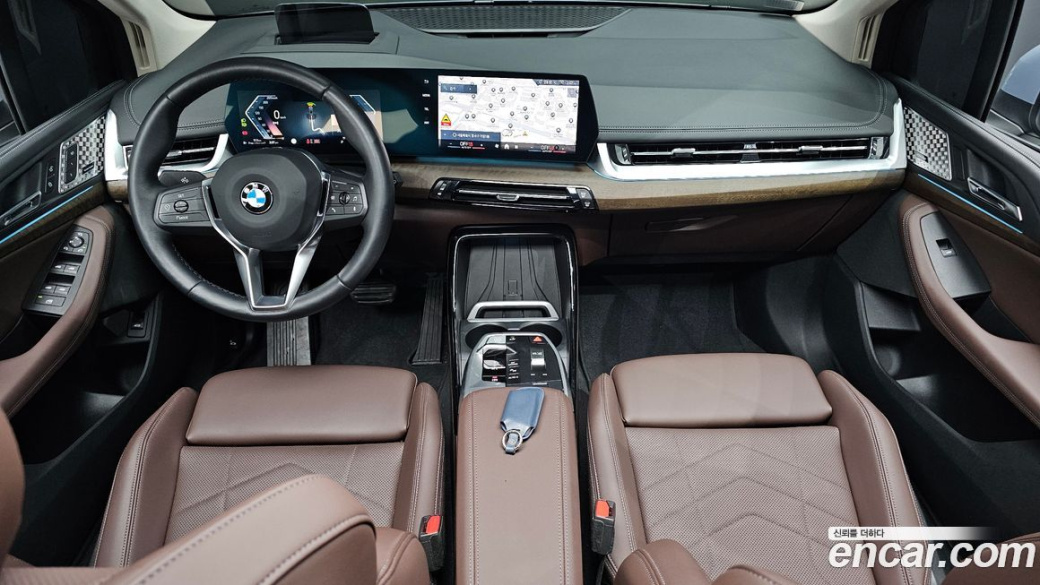 BMW 2-Series 220i Luxury, 2024