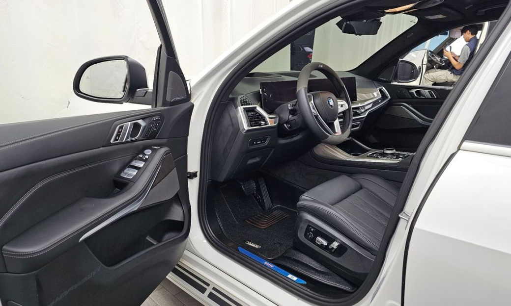 BMW X7 xDrive 40i Design Pure Excellence 7-Seater, 2024
