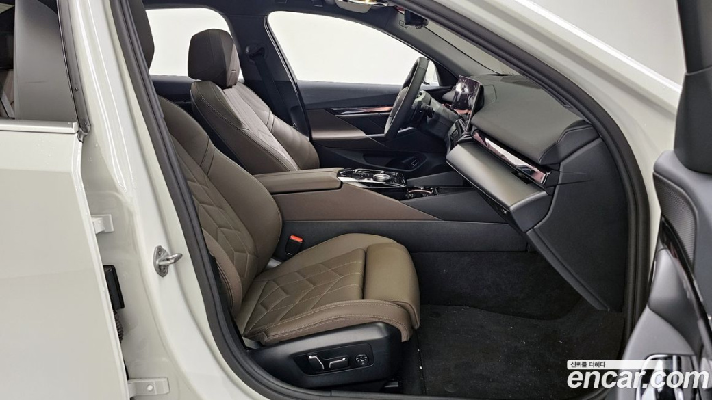 BMW 5-Series 520i, 2025