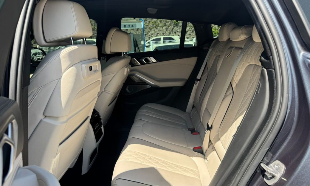 BMW X6 M50i, 2022