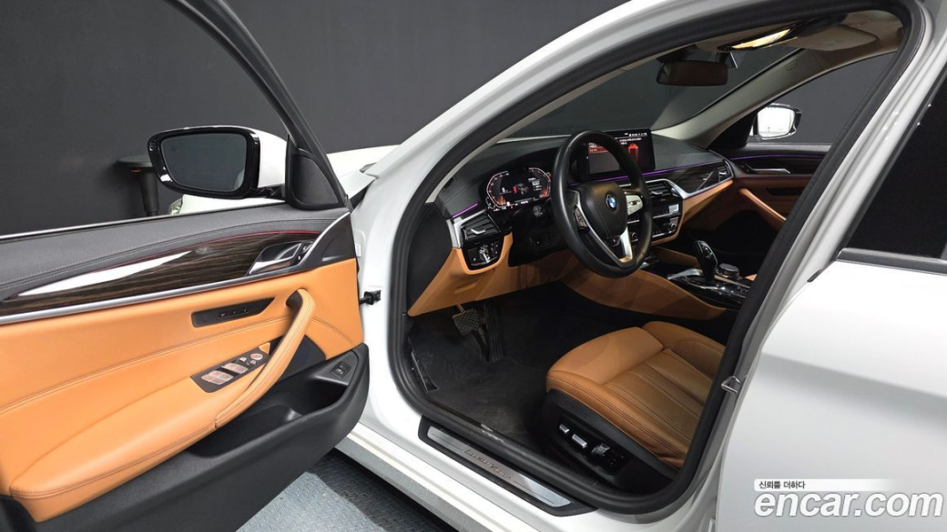 BMW 5-Series 520i Luxury, 2023