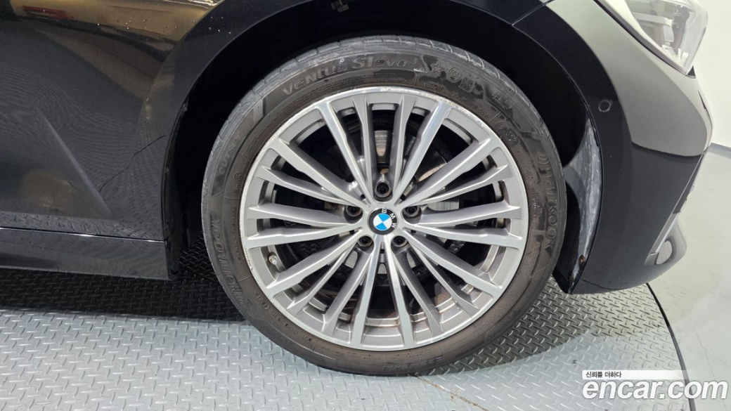 BMW 3-Series 320i Luxury, 2022