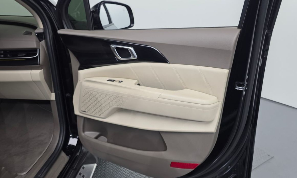 Kia Carnival 9-Seater Hi Limousine, 2025