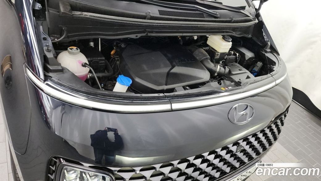 Hyundai Staria 4WD Lounge 9-Seater, 2022