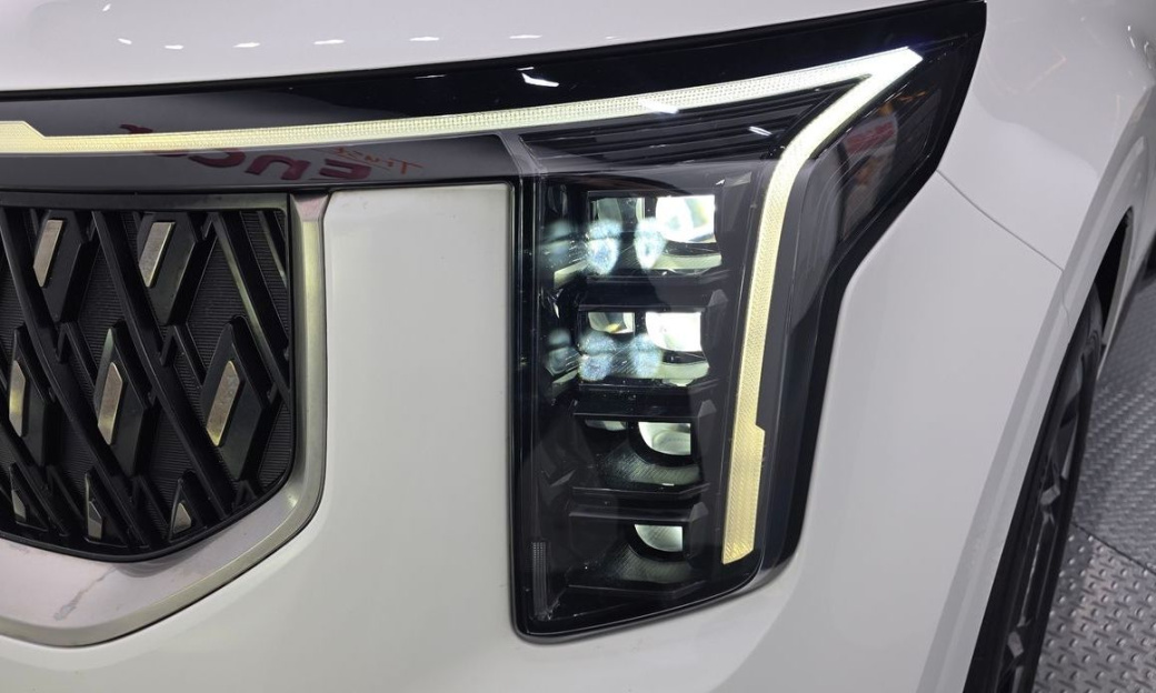 Kia Carnival 7-Seater Outdoor, 2025