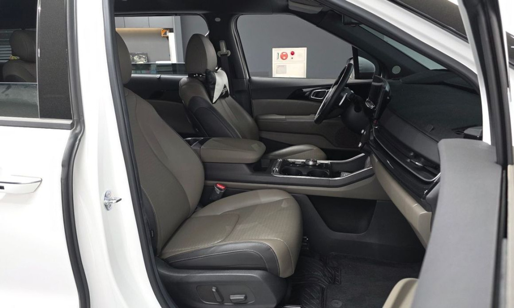 Kia Carnival 7-Seater Signature, 2024