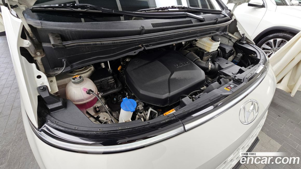 Hyundai Staria 4WD Tourer 9-Seater, 2024