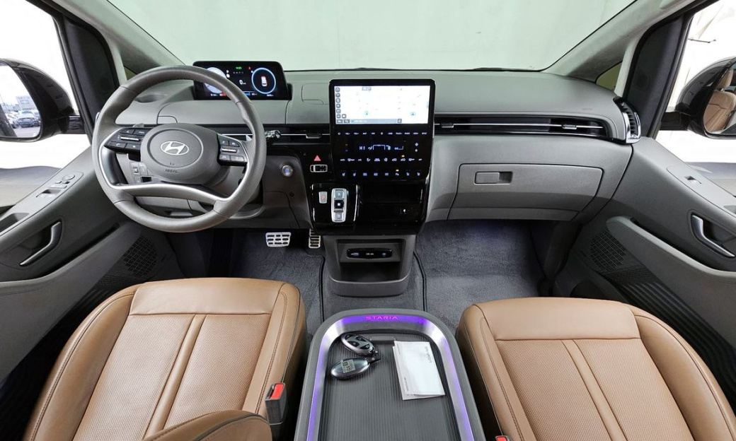Hyundai Staria 4WD Lounge 9-Seater, 2025