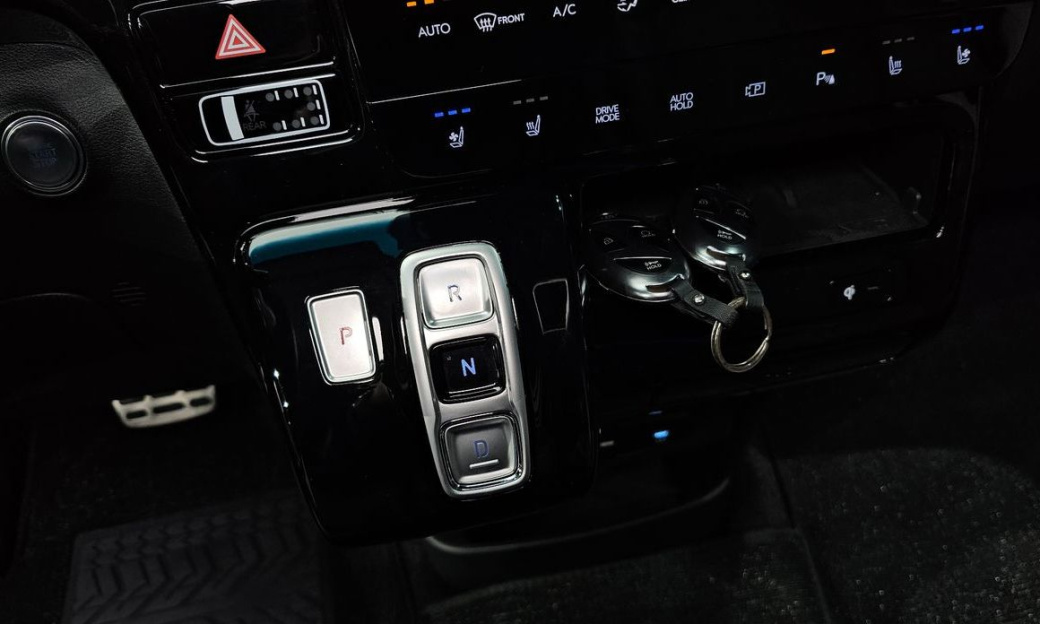 Hyundai Staria 4WD Lounge 9-Seater, 2025