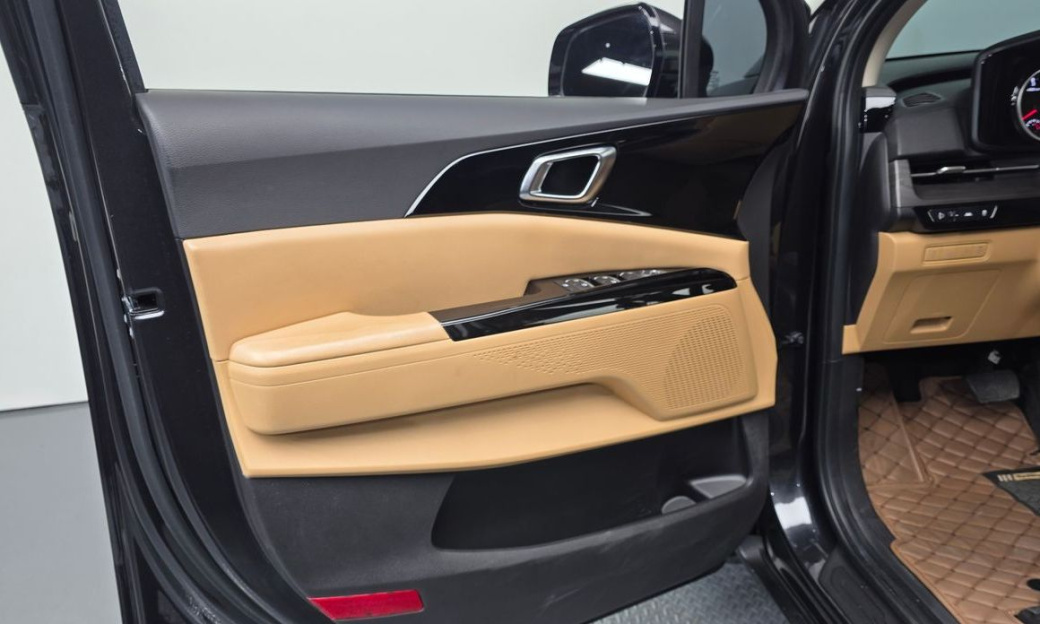 Kia Carnival 7-Seater Outdoor, 2022