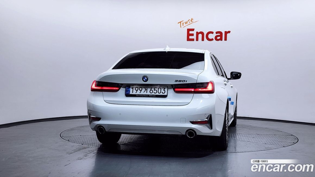 BMW 3-Series 320i Luxury, 2022