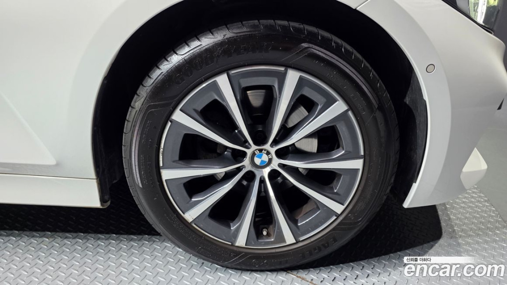 BMW 3-Series 320i, 2024