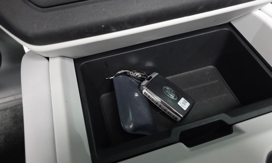 Land Rover Defender 90 D250 X-Dynamic SE, 2025