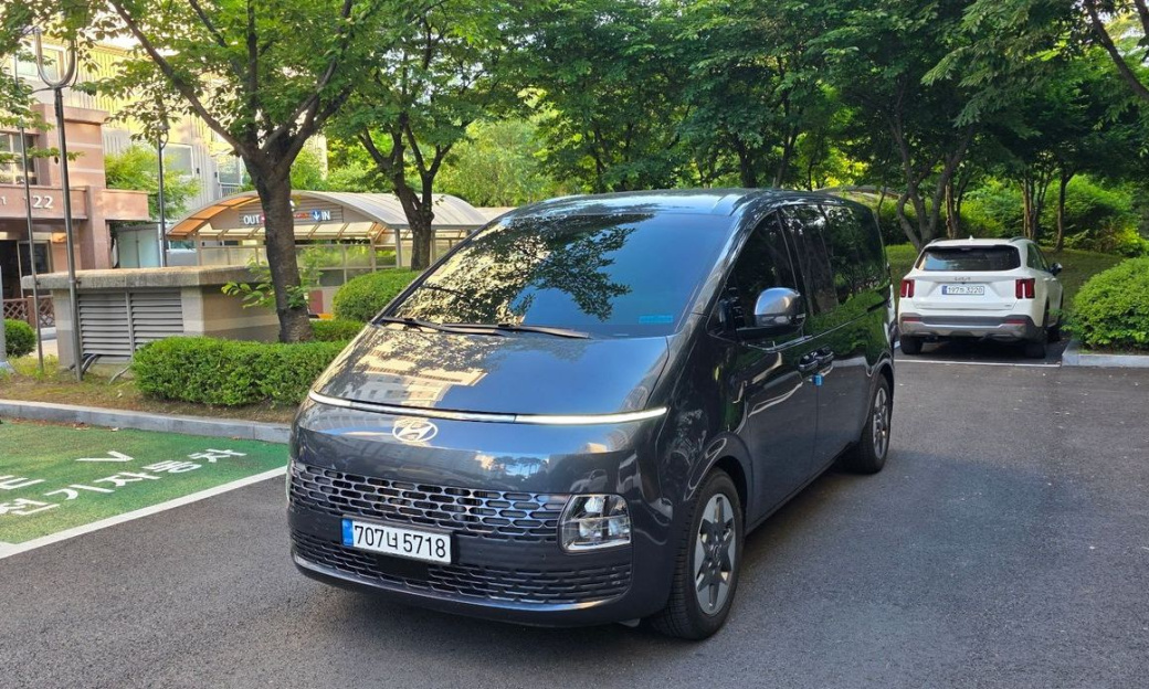Hyundai Staria 4WD Tourer 11-Seater, 2025