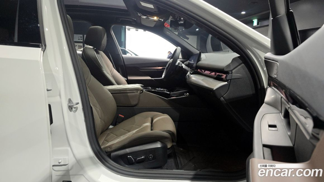 BMW 5-Series 520i M Sport, 2025