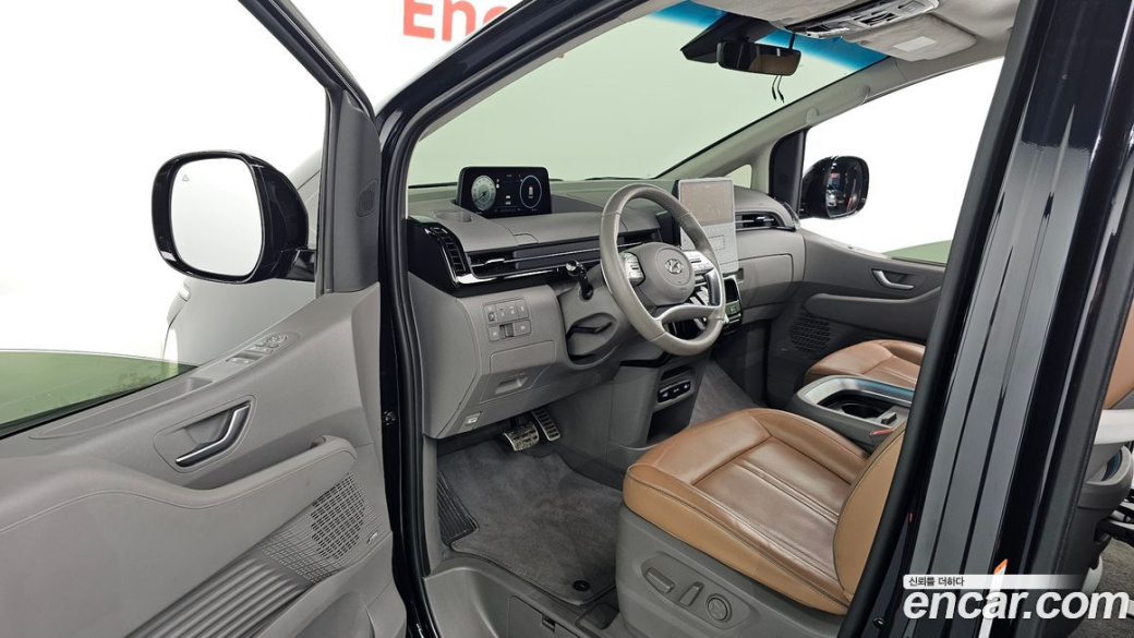 Hyundai Staria 4WD Lounge 9-Seater, 2022