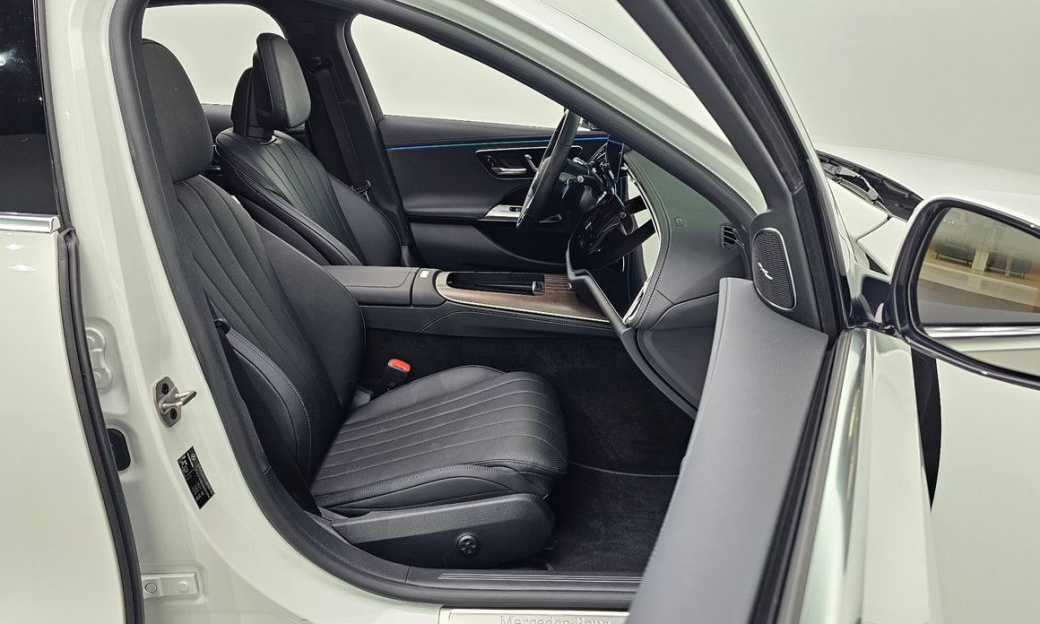 Mercedes-Benz E-Class E300 4MATIC Exclusive, 2024