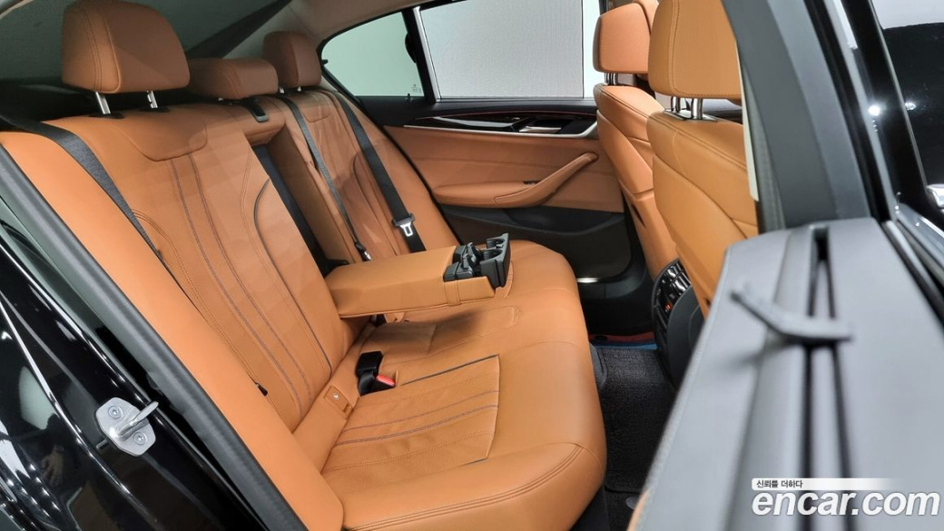 BMW 5-Series 520i Luxury, 2023